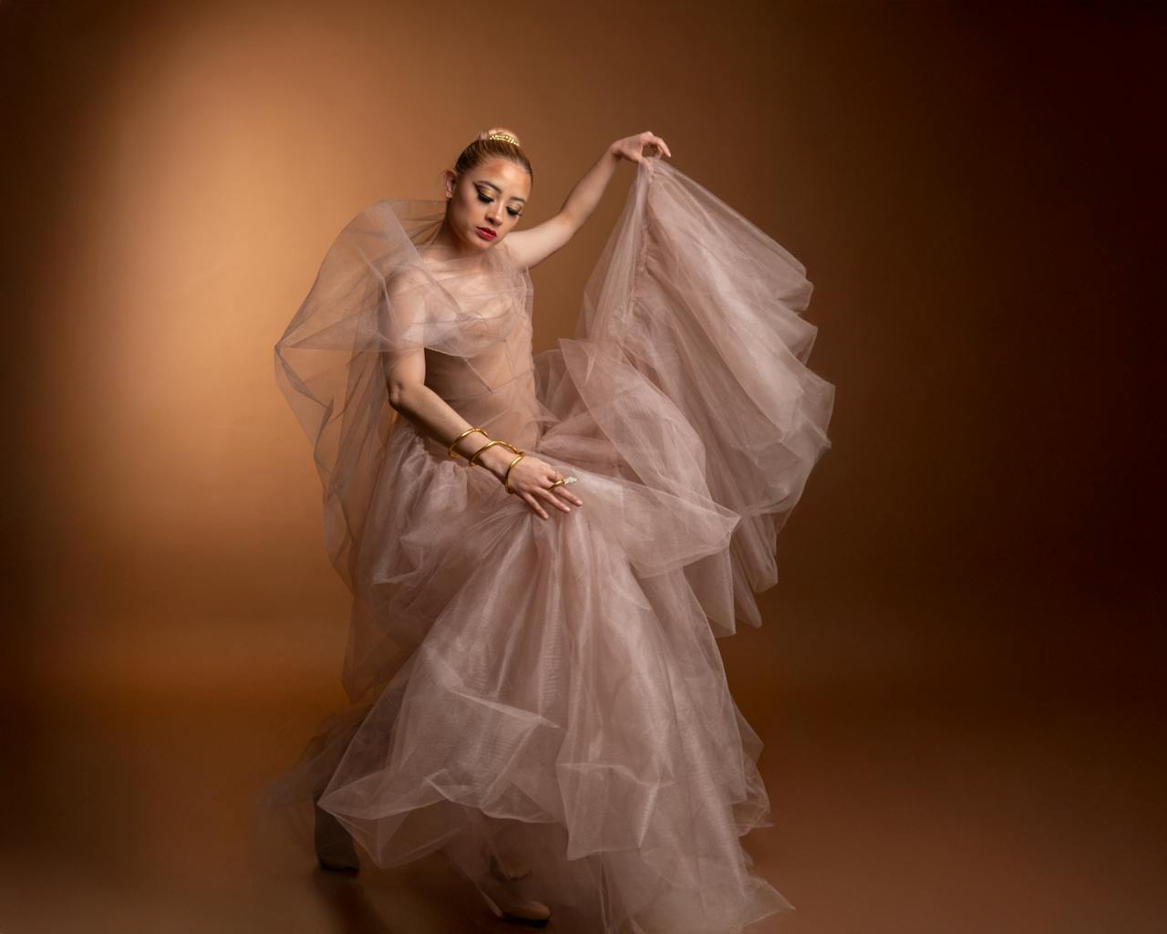 elegant-portrait-of-a-ballet-dancer-in-motion-30960622